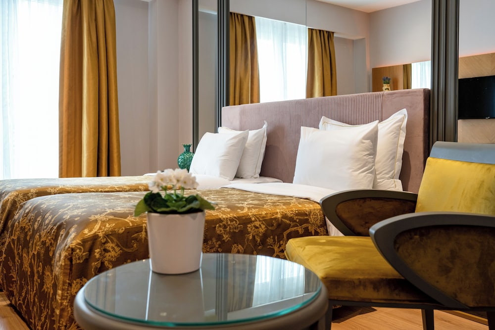 Oran Hotel 28/62