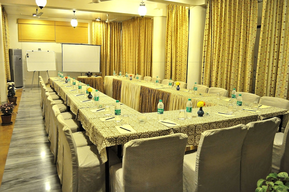 Om Niwas Suite Hotel 61/67