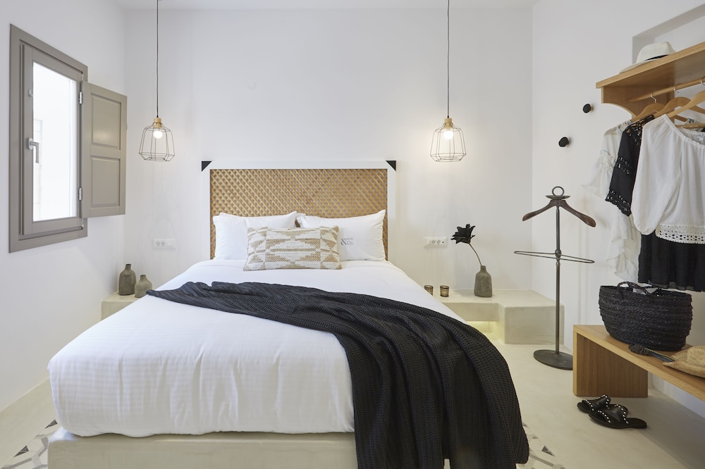 White And Co. La Torre Suites 11/50