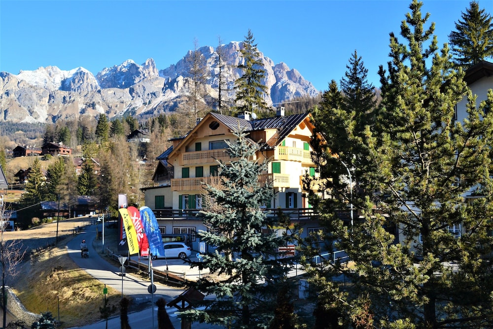 Serena Hotel 24/50