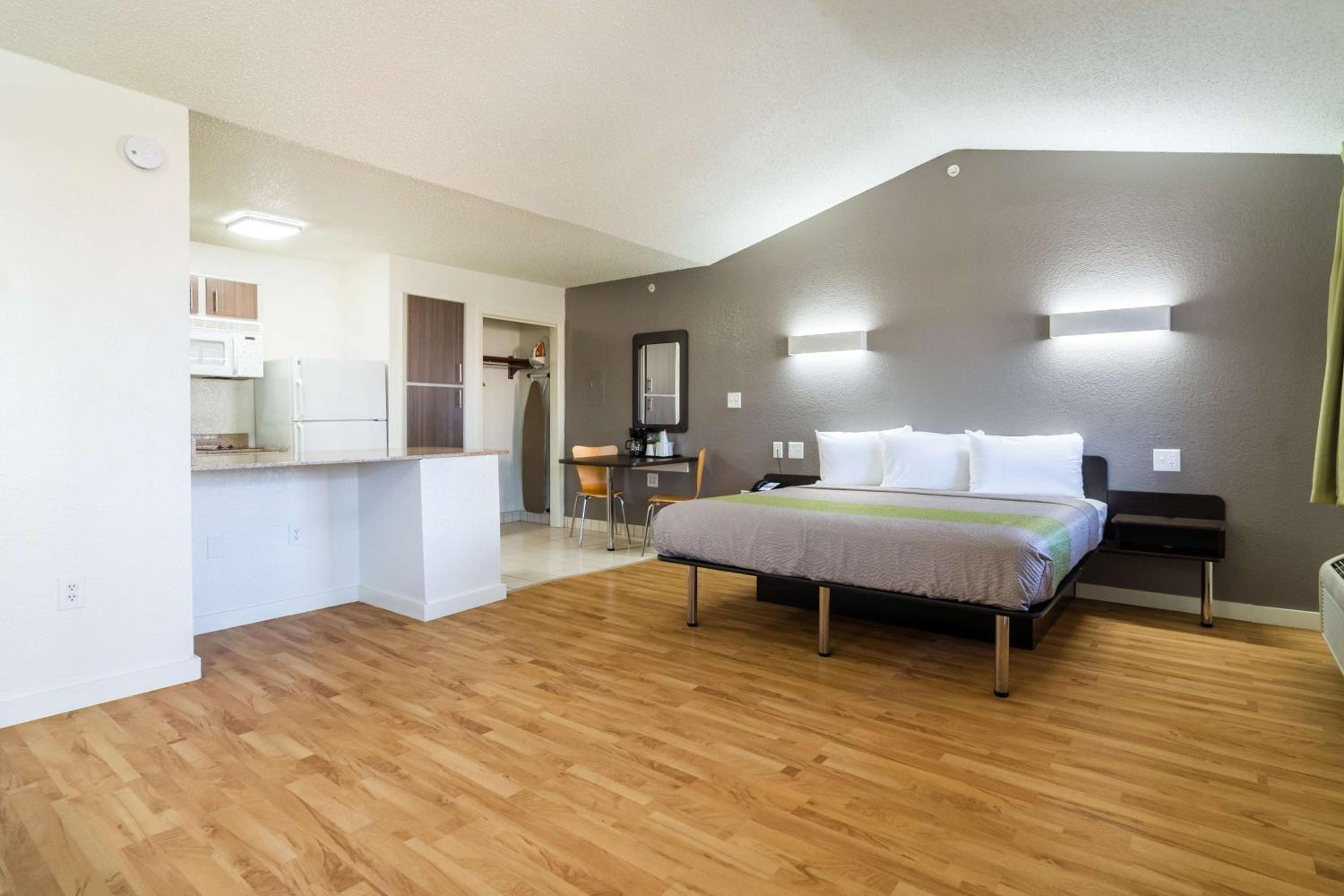 DELUXE, KING BED
