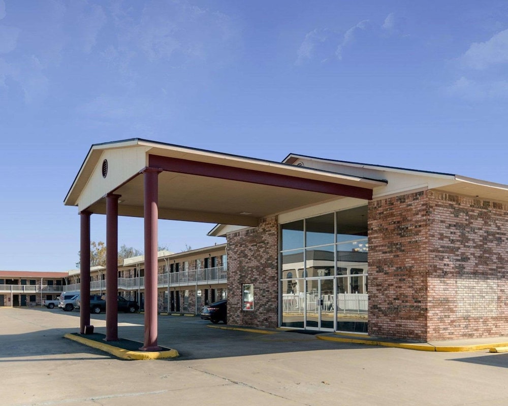 HomeStay Inn & Suites Russellville 1/33