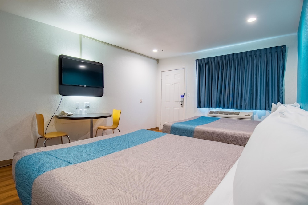 Motel6 San Bernardino, CA - Downtown 32/56