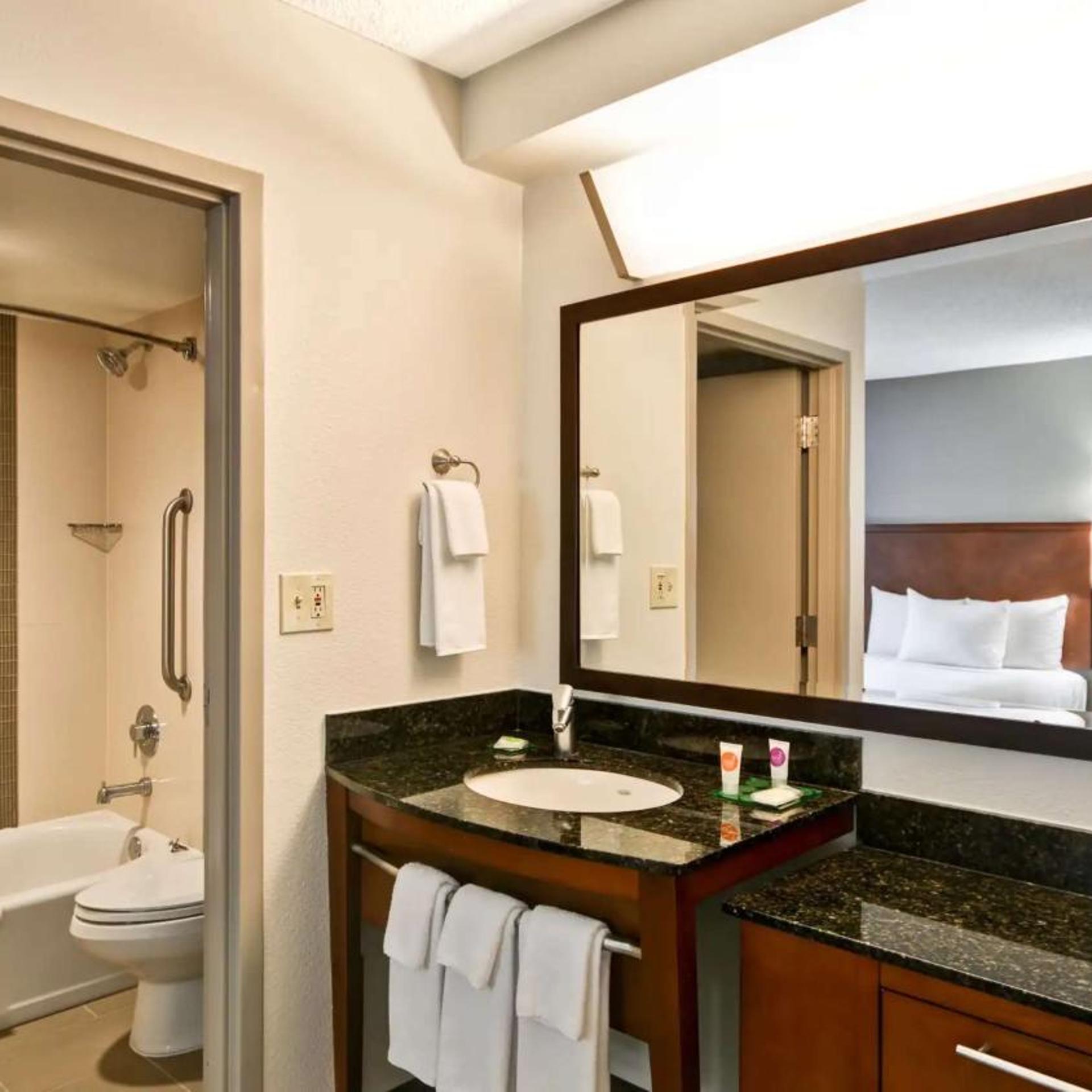 غرفة بسريرين مزدوجين مع أريكة، Sonesta Select Atlanta Duluth 19/20