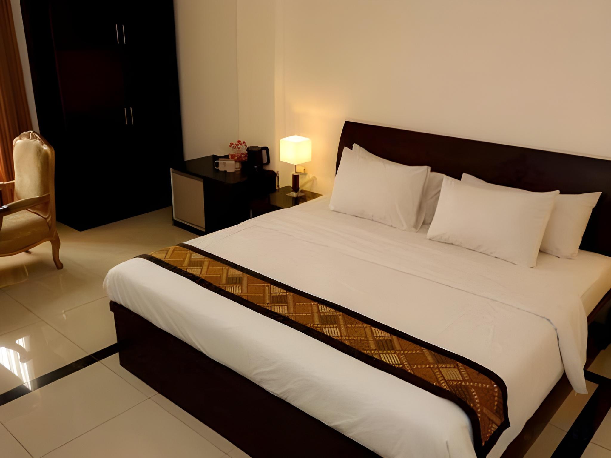 جناح ملكي، RIEZ PALACE HOTEL 2/2