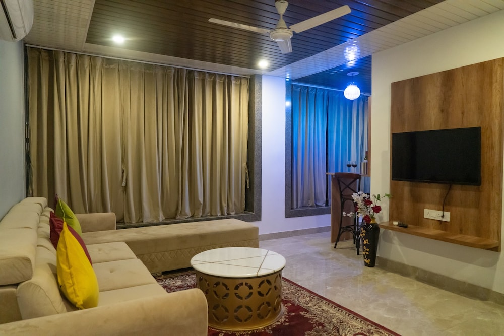 Pax Grand Blue Udaipur 32/50