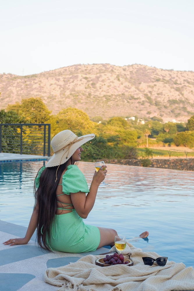 ELIVAAS Cows and Cuddles 4 BHK with Pvt Pool and Garden 61/68