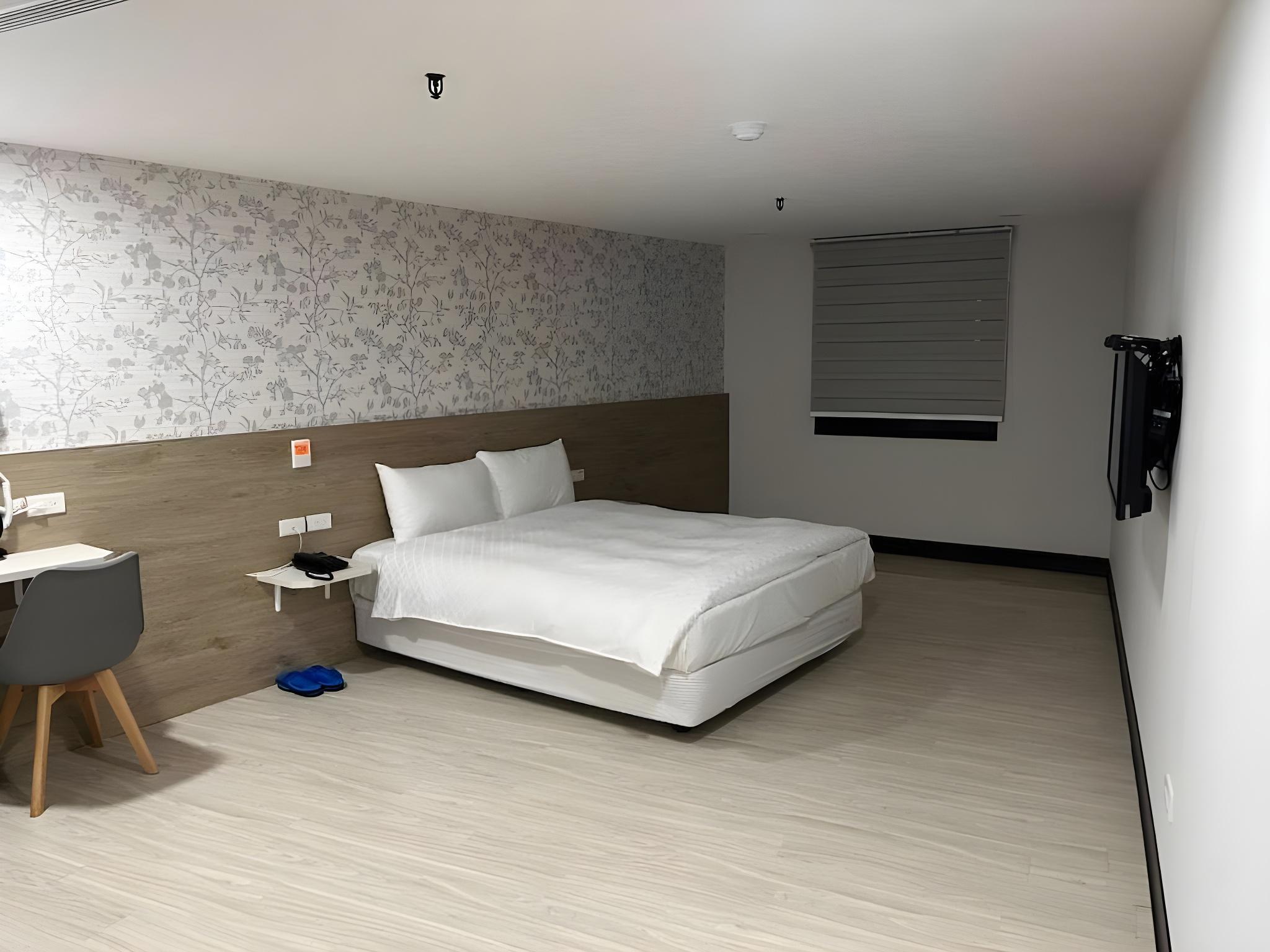Economy, King Bed, No Window