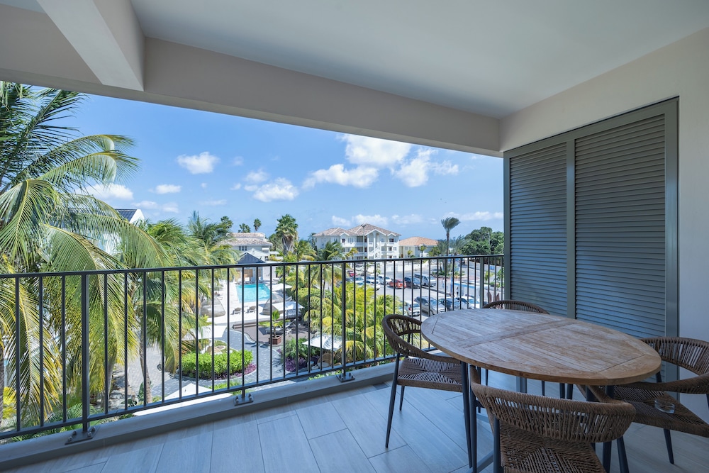 Dolphin Suites 25/50