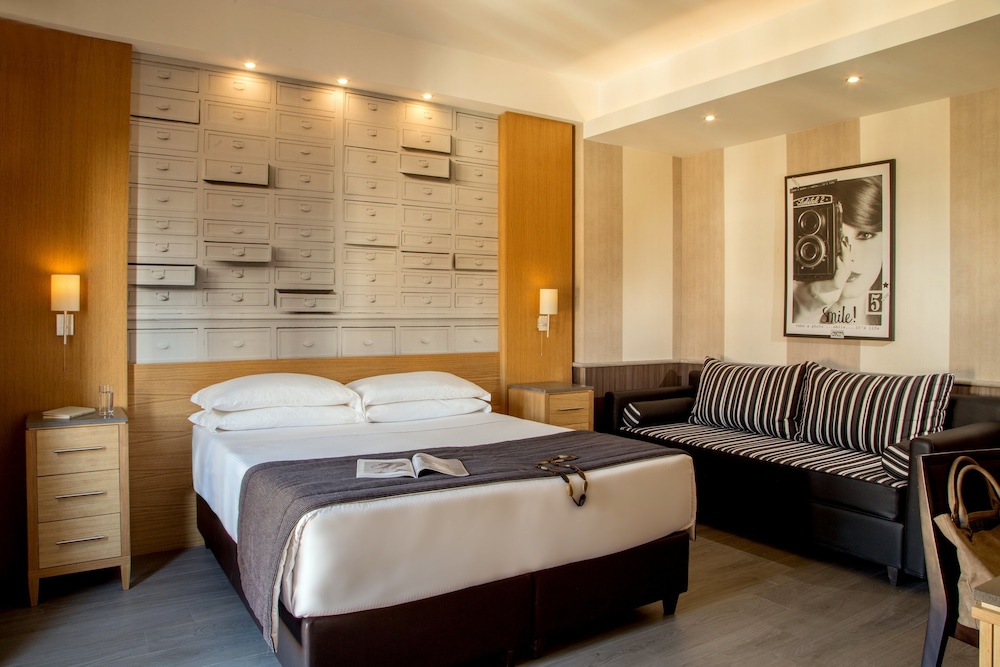 Royal Court Hotel 44/63