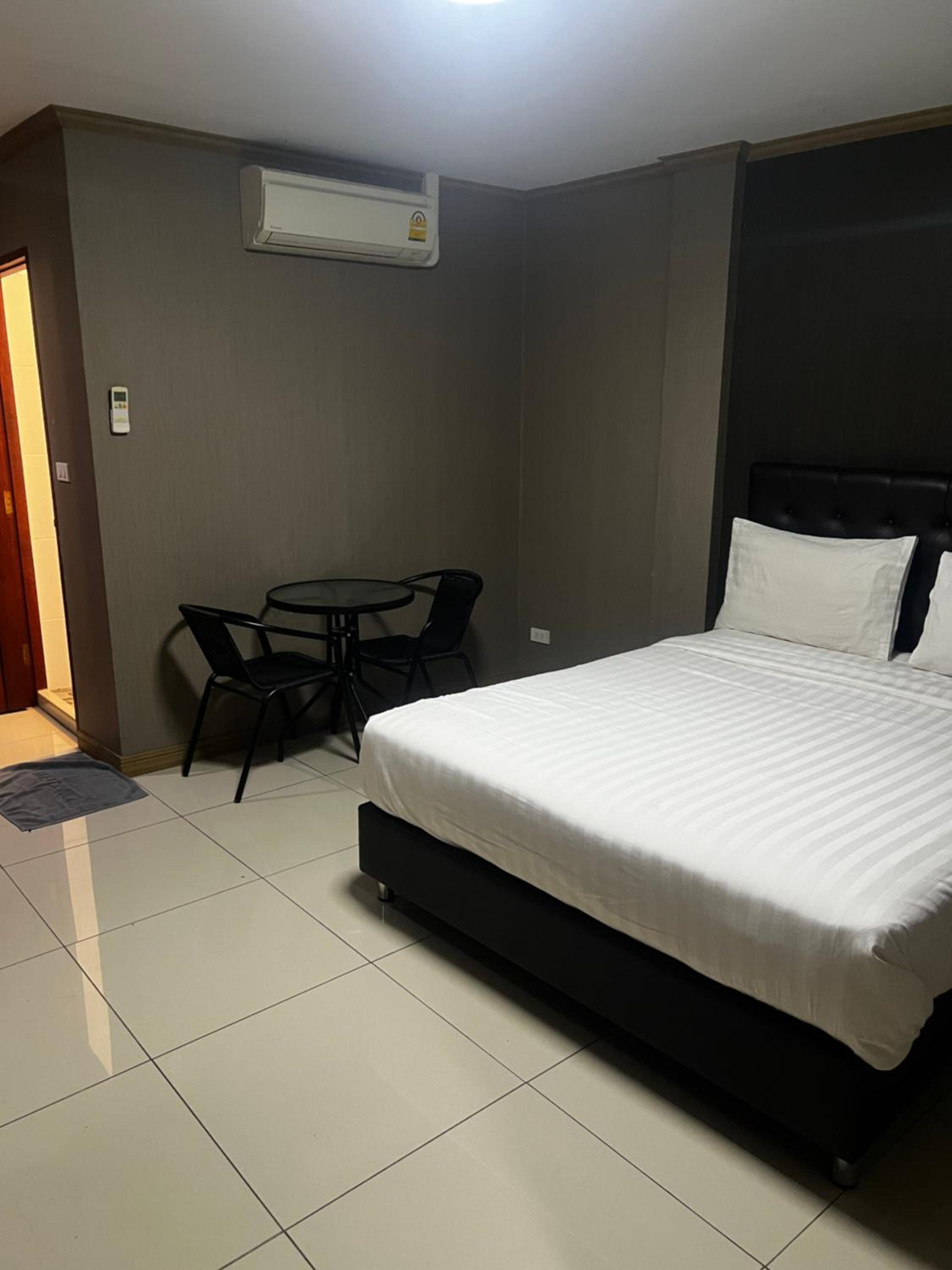 Apsara INN Pattaya, Thailand 12/57