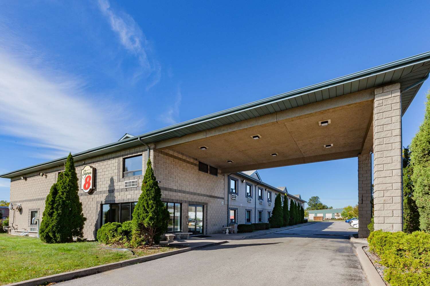 Super 8 by Wyndham Ambassador Bridge Windsor ON 20/28