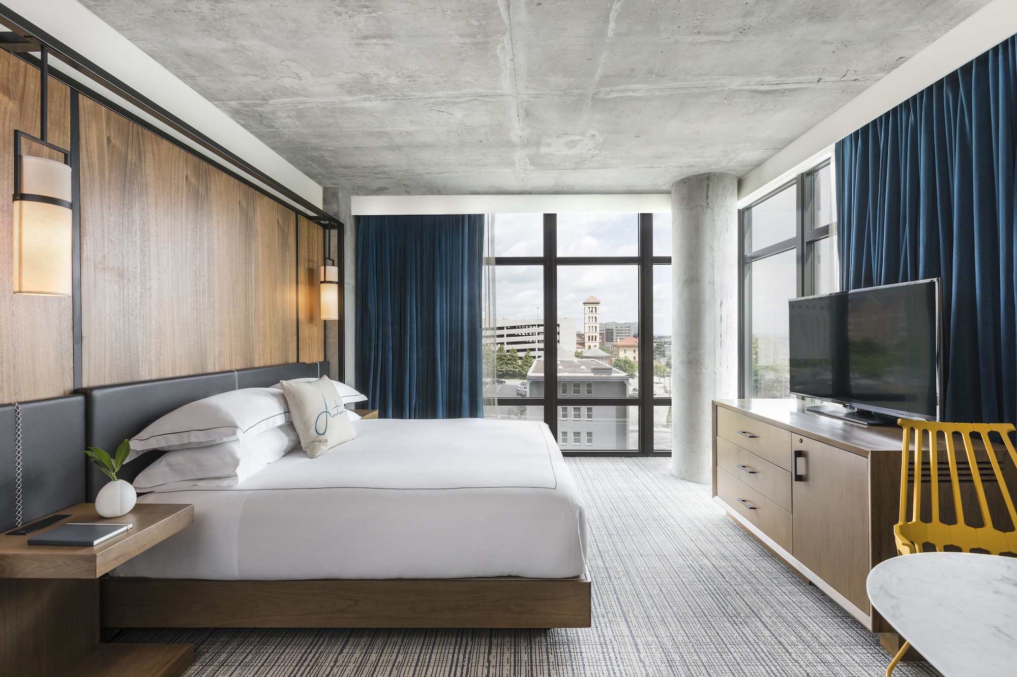 Room, King Bed, Bathtub, Corner, Accessible