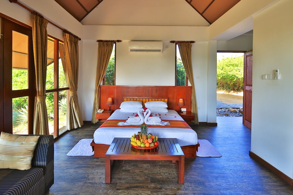 JUNGLE, RETREAT, STANDARD, DOUBLE BED