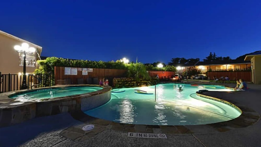 Sunday House Inn and Suites 22/23