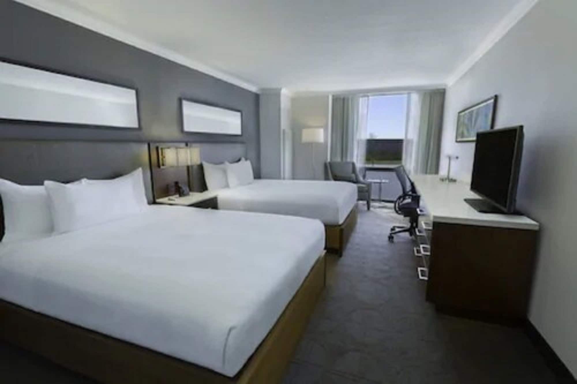 غرفة بسريرين مزدوجين لذوي الإعاقة، Hilton Toronto Airport Hotel & Suites 2/4