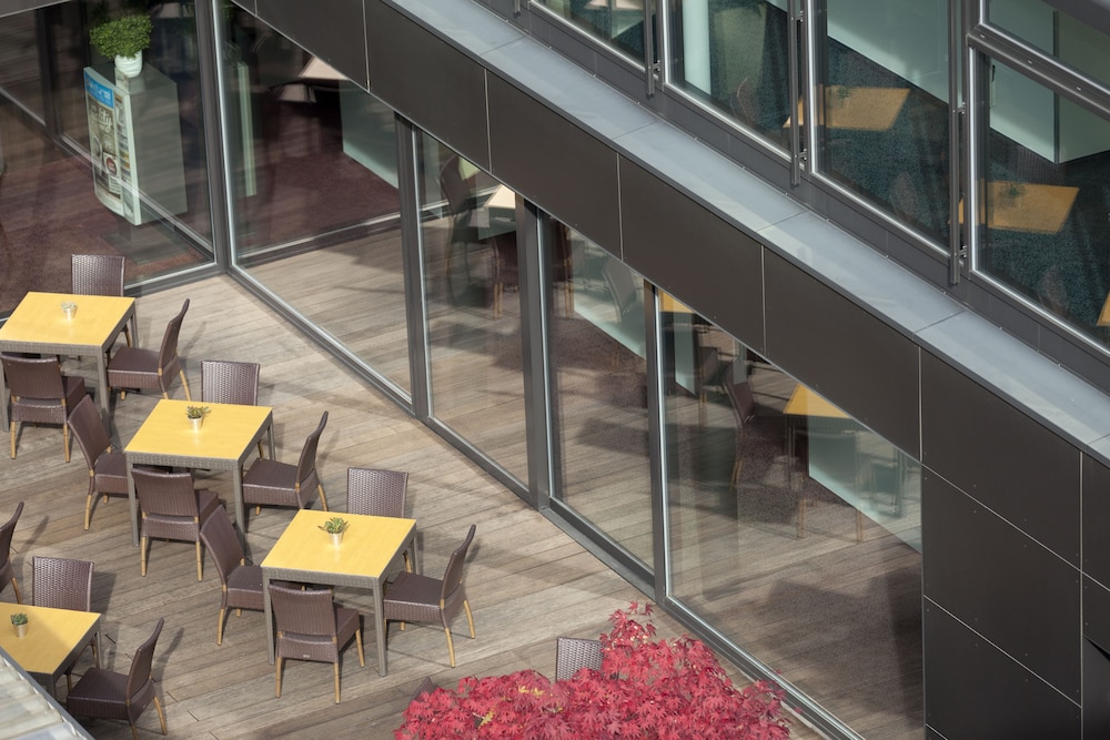 HOLIDAY INN EXPRESS ZURICH AIRPORT 55/80