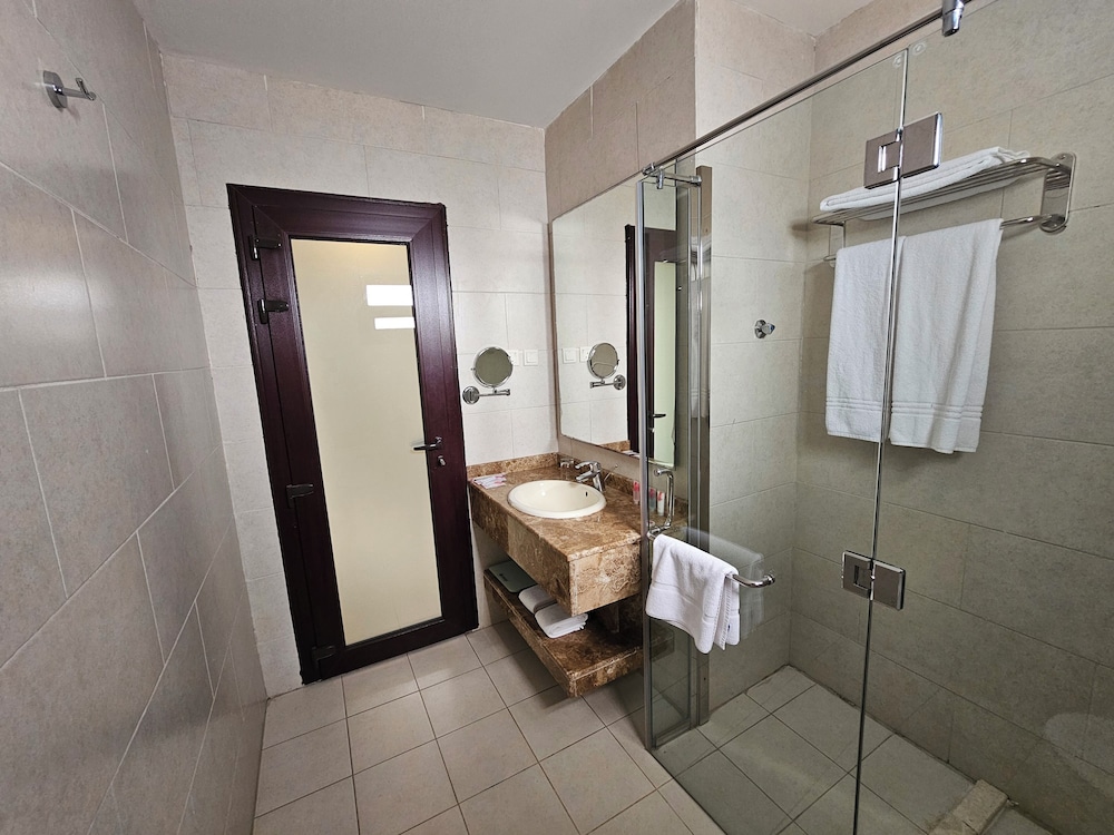 فندق كونتينينت العقير(Continent Hotel Al Uqayr) 33/35
