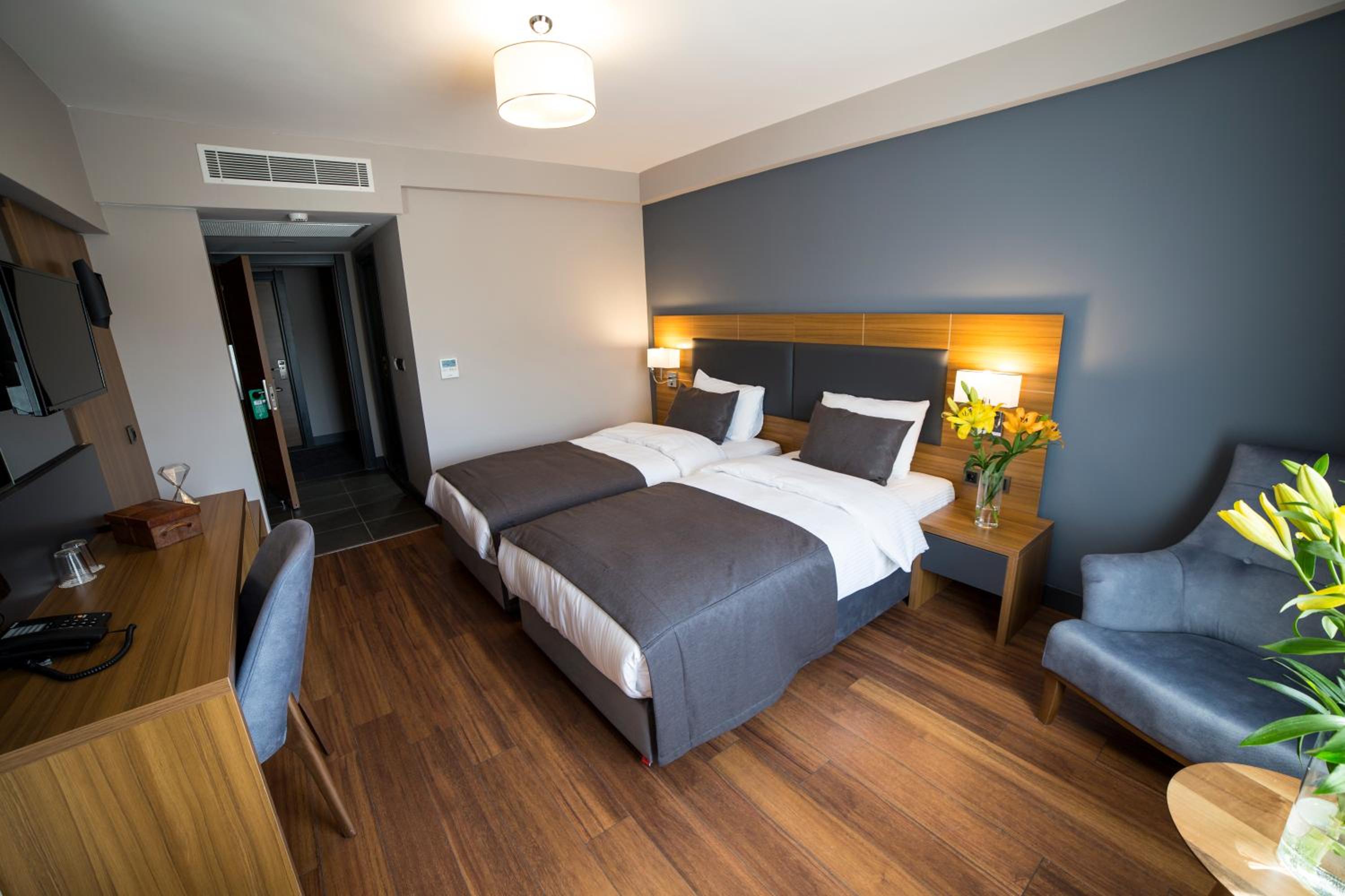 ROOM, SINGLE