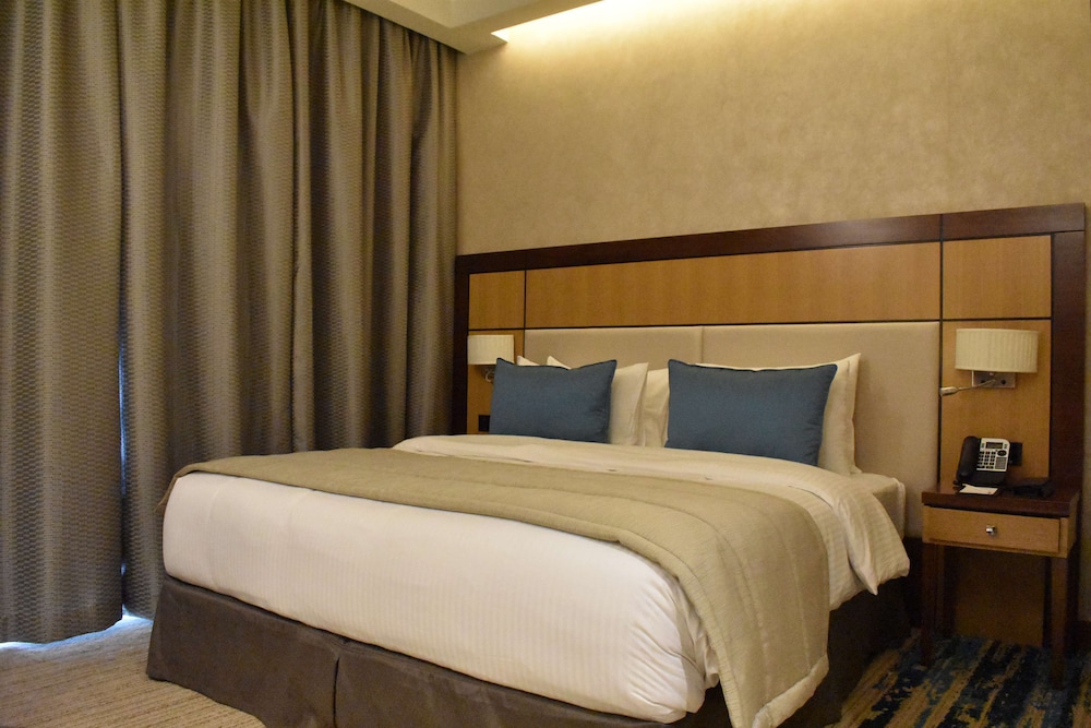 Golden Tulip Media Hotel 13/48