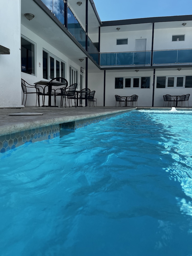 Douglas Highway Hotel 29/31