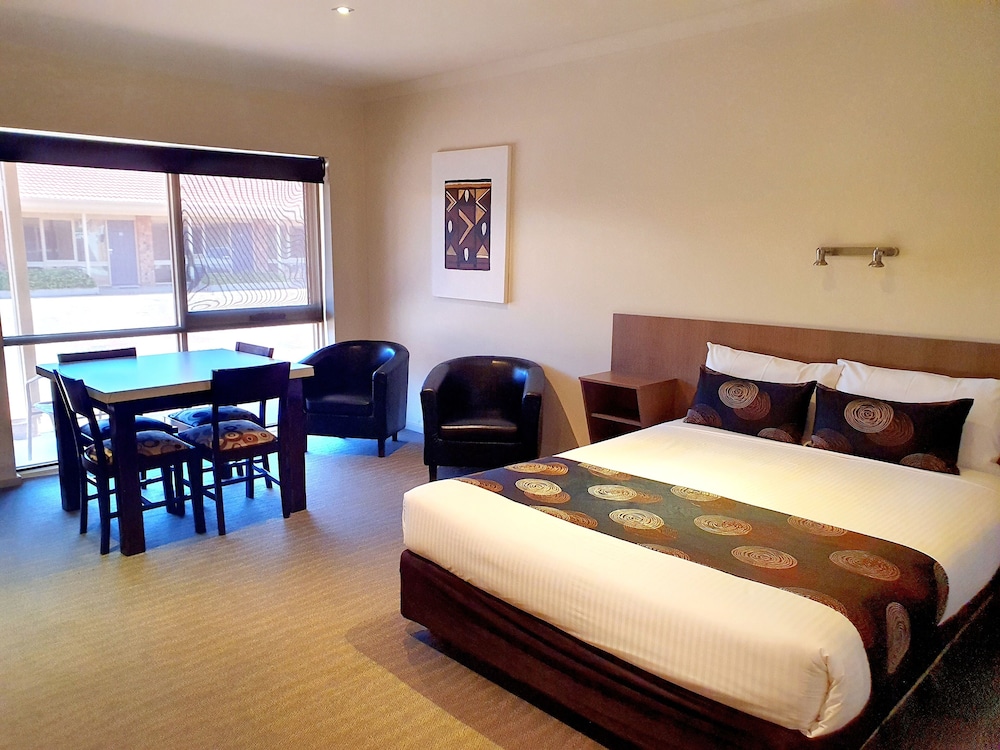 Family Suite, Deluxe, 1 Single and 2 Queen Beds
