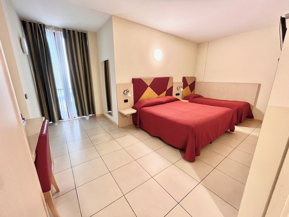 Standard, Triple, 1 Double and 1 Single Bed, Murphy Bed, Murphy Balcony