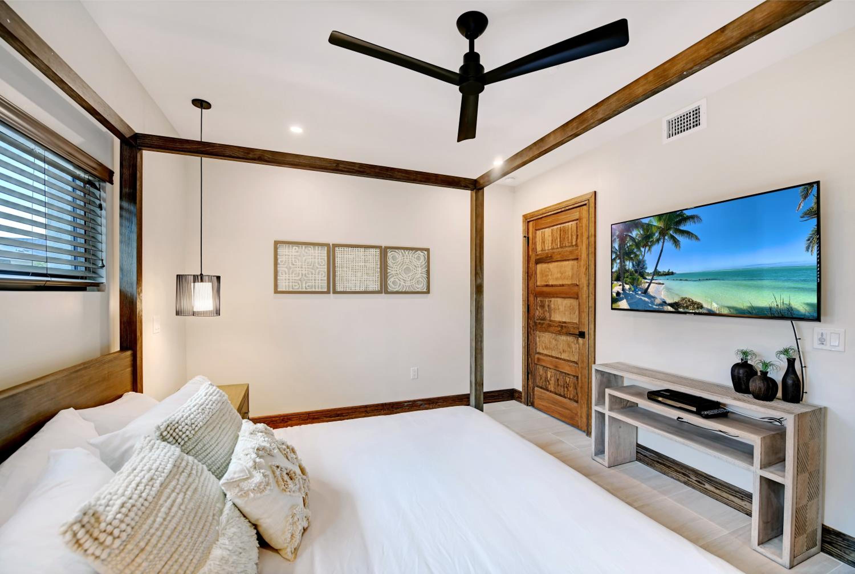 1 Bedroom, Suite, King Bed, Beach Side, Sofa