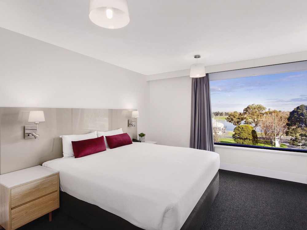 SUPERIOR, KING BED, LAKE VIEW