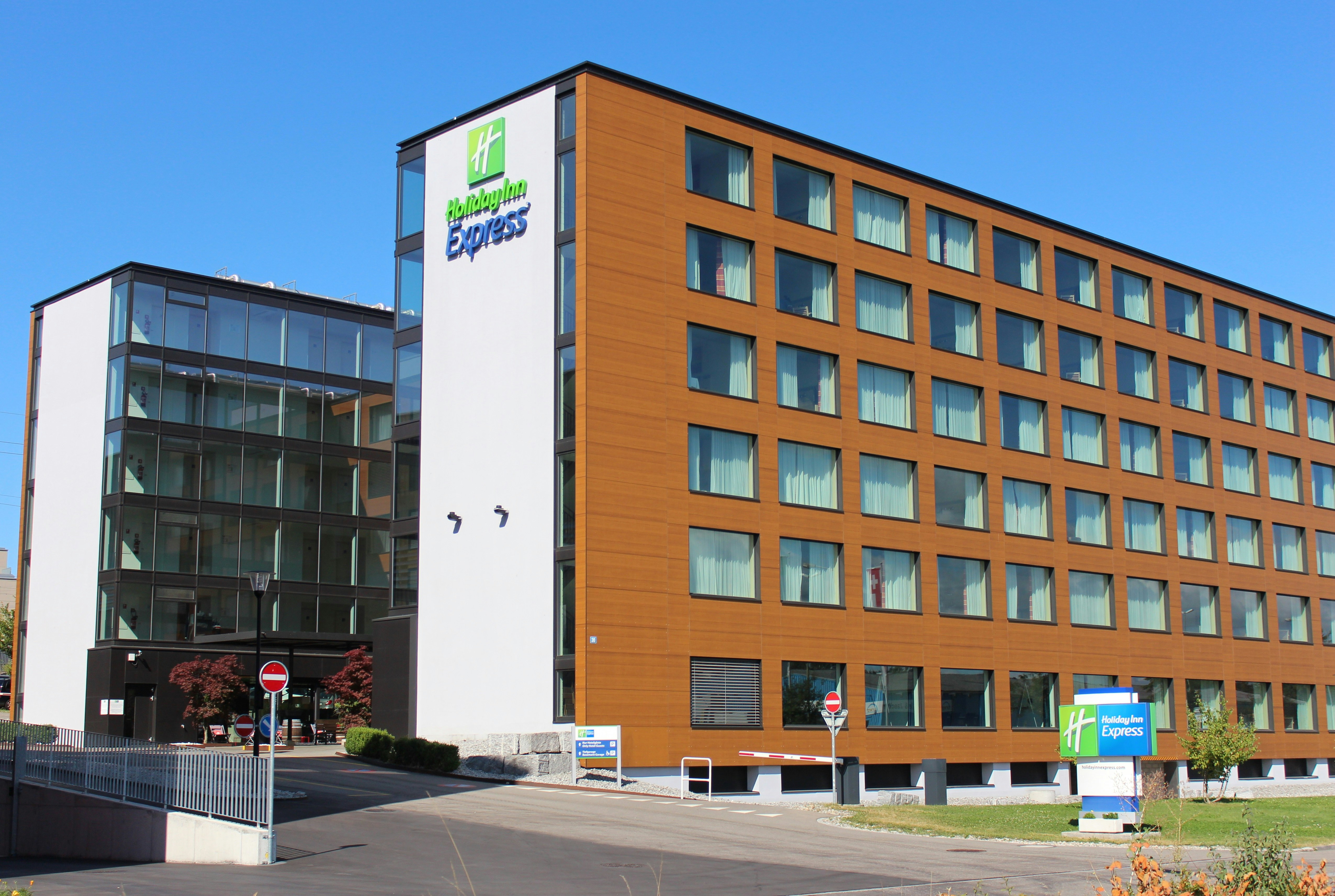 HOLIDAY INN EXPRESS ZURICH AIRPORT 75/80