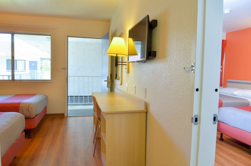 Motel 6 Santa Nella, on i-5 32/32