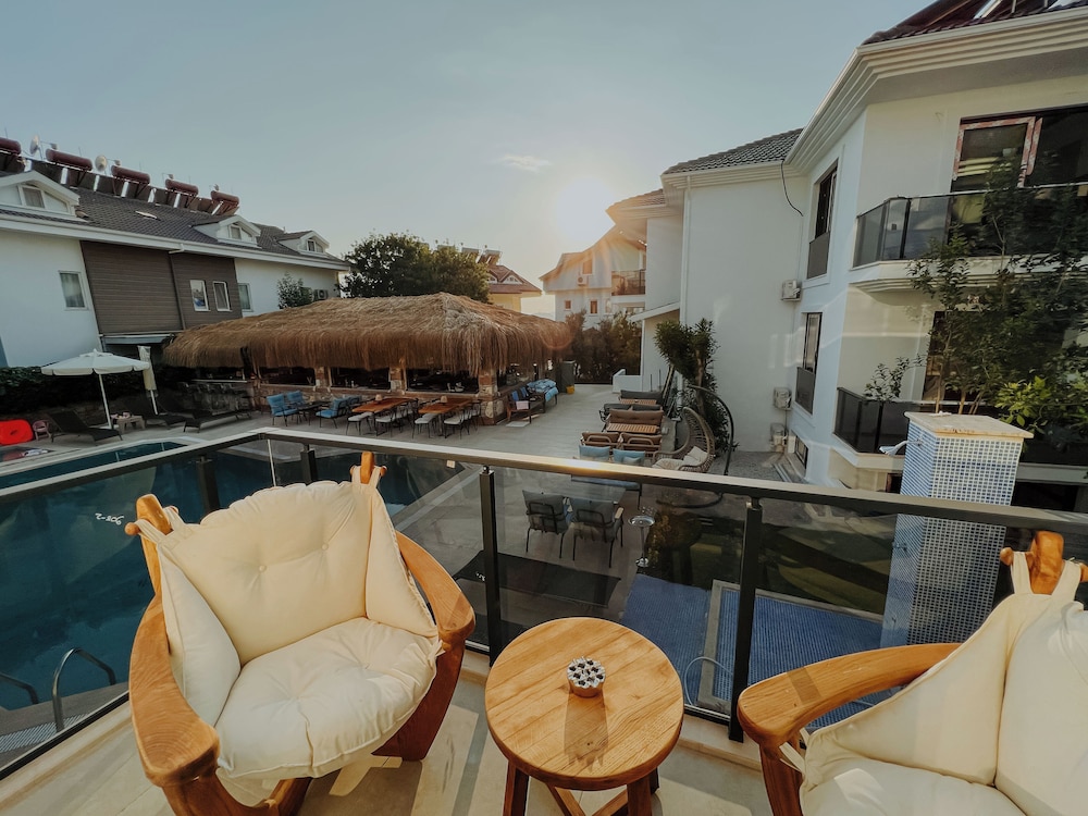 Marla Suite 28/50