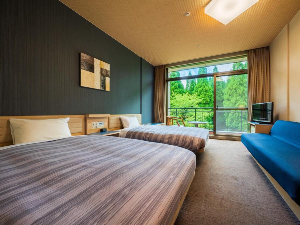 Twin Beds, Forest View