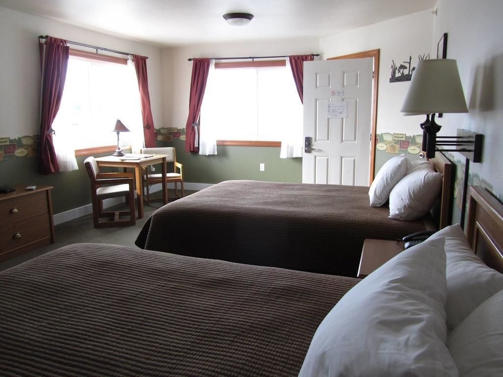 Longliner Lodge and Suites 17/41