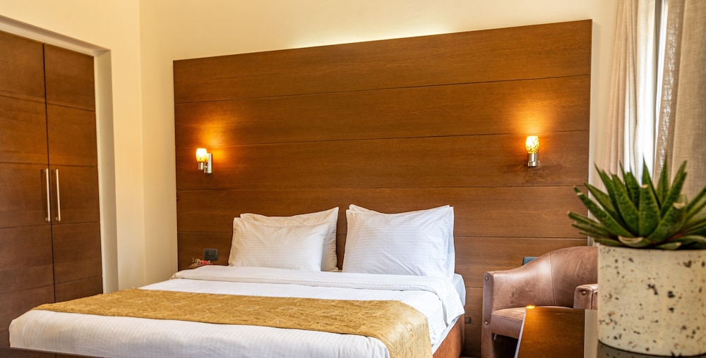 Britannia Suites 8/37