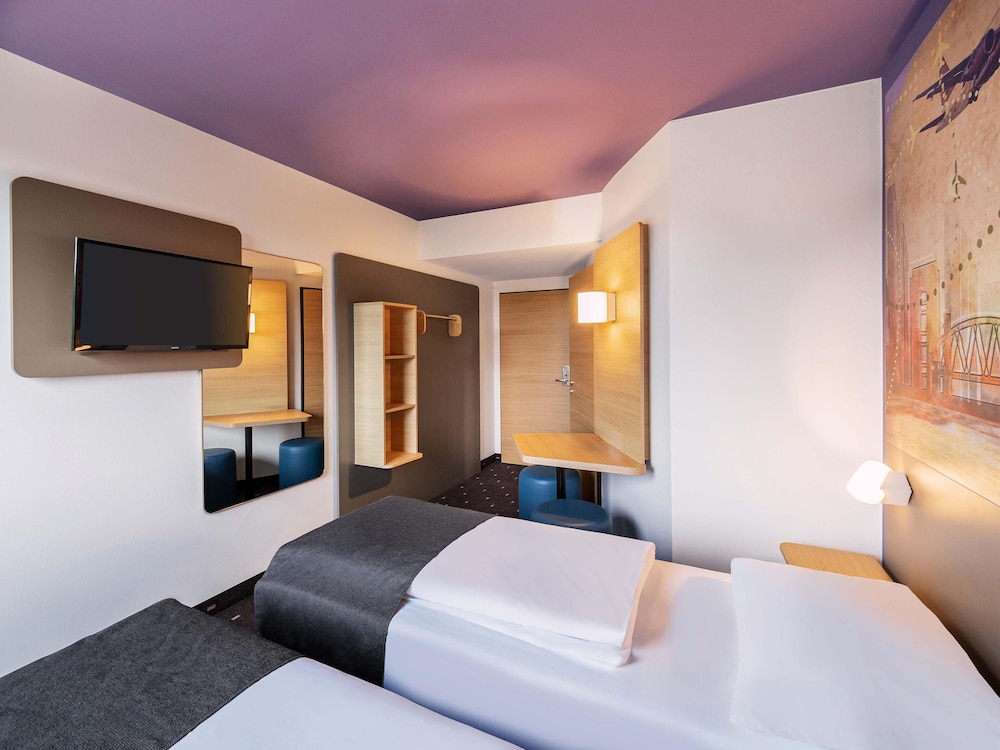 ROOM, TWIN BEDS
