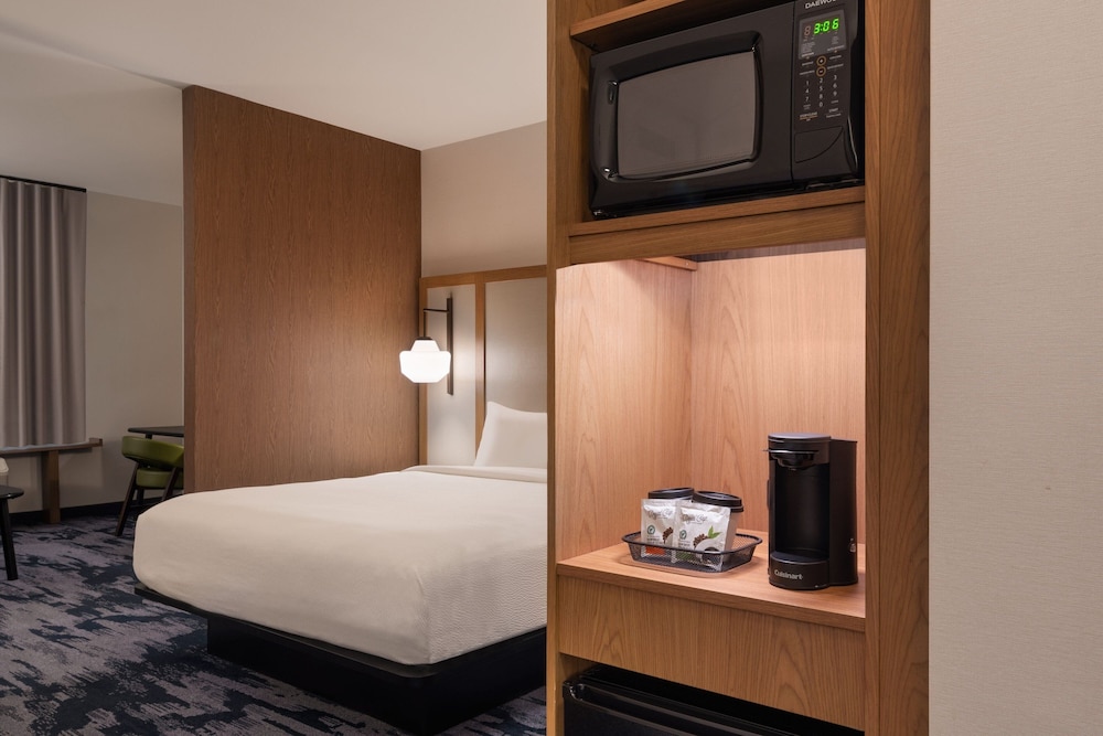 Fairfield Inn & Suites by Marriott Cleveland Tiedeman Road 12/26