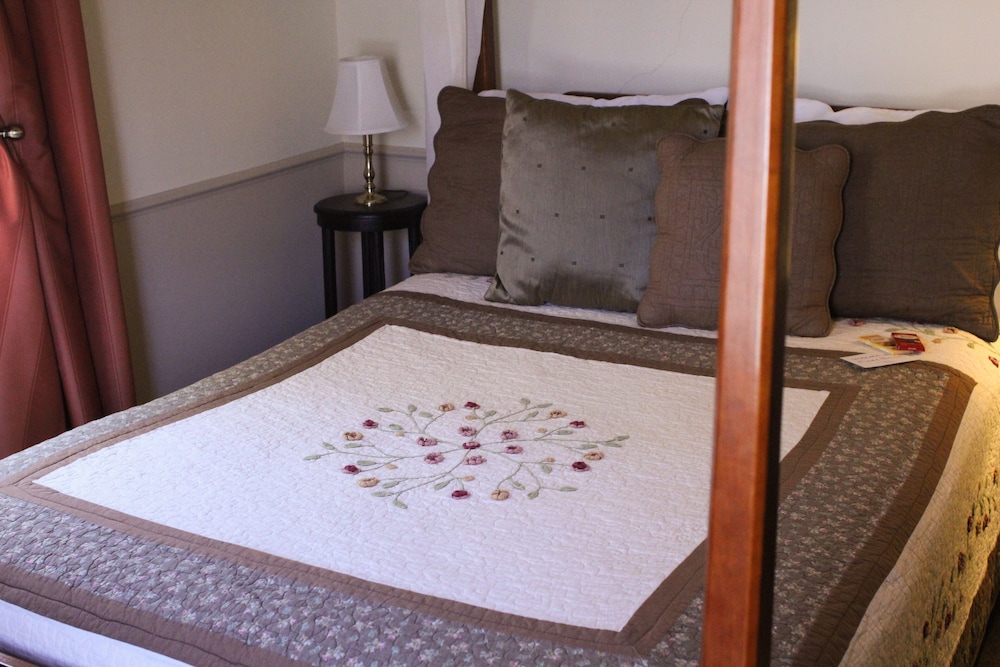 Moore House Bed And Breakfast 20/30