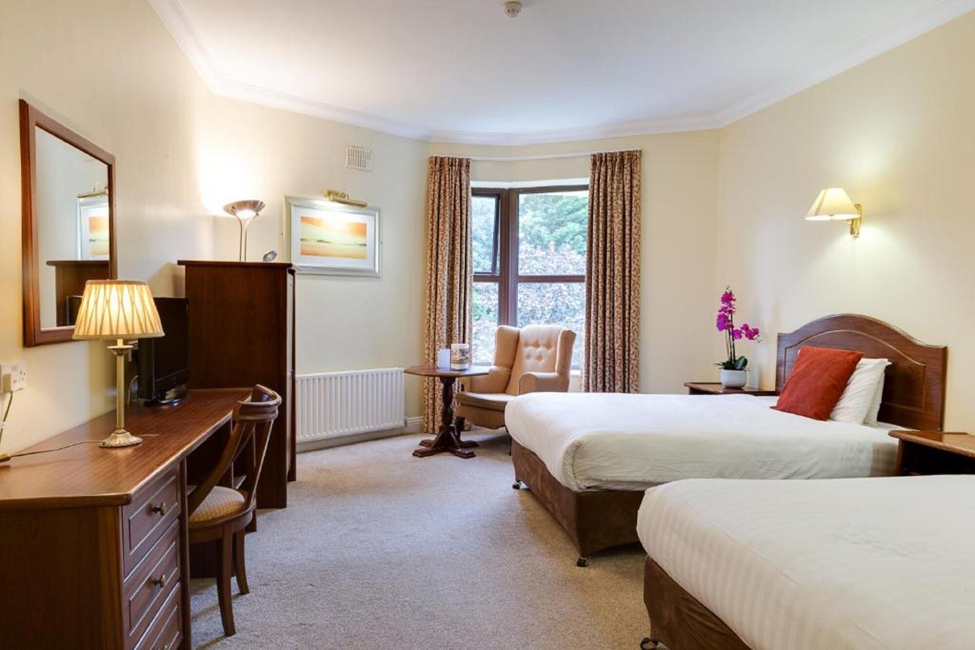 ROOM, DOUBLE OR TWIN BED