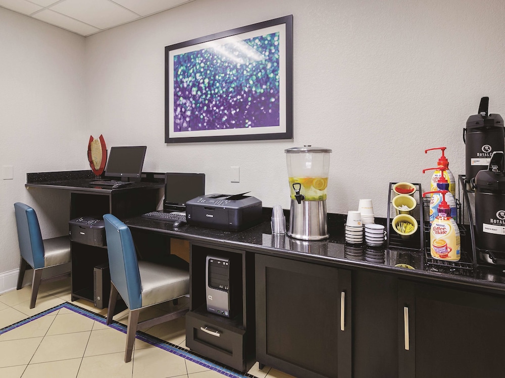 La Quinta Inn & Suites by Wyndham Bowling Green 35/51