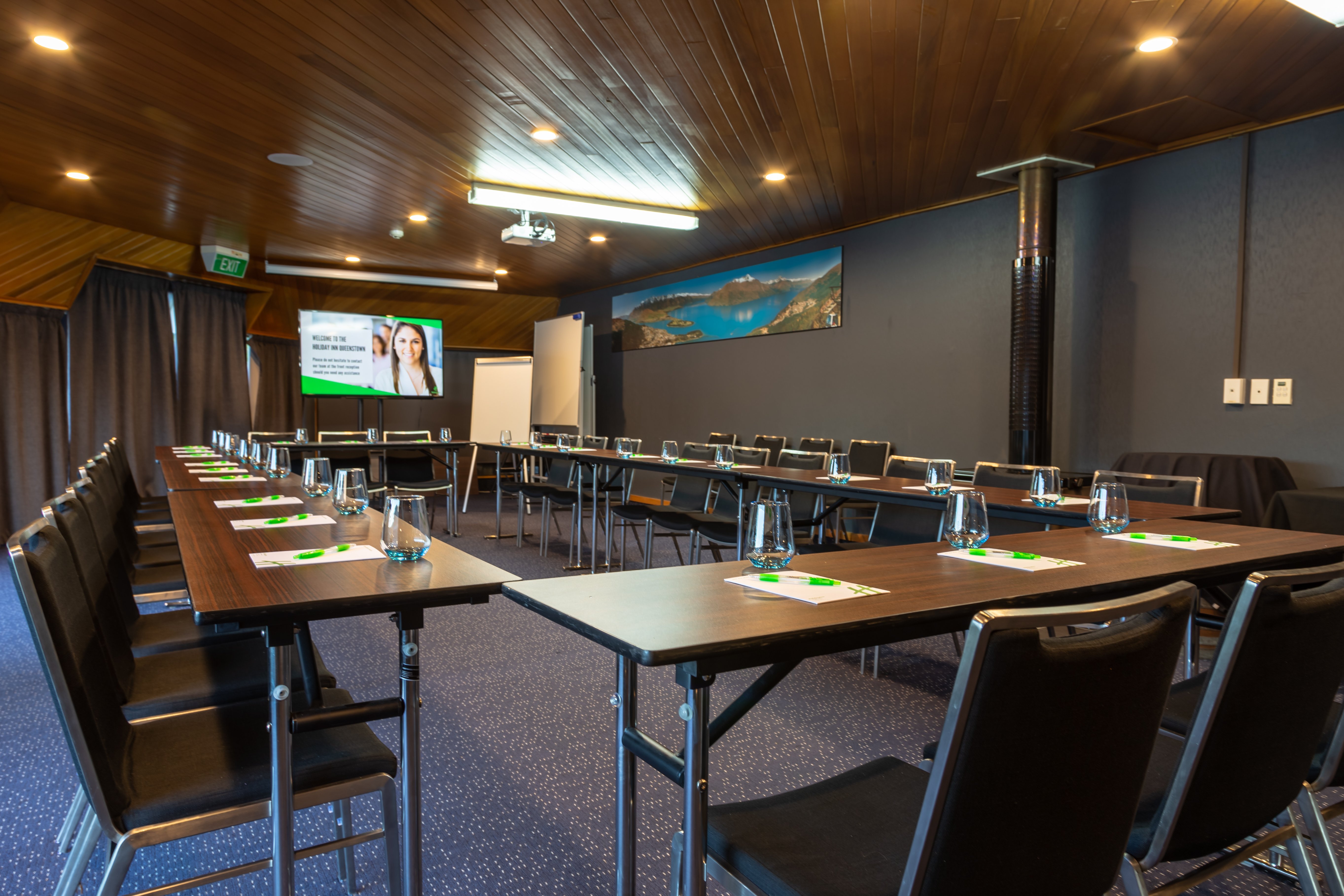 HOLIDAY INN QUEENSTOWN FRANKTON ROAD 65/76