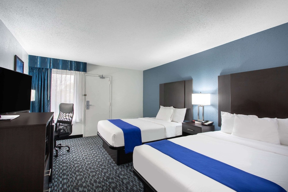 Clarion Pointe Charlotte 27/57