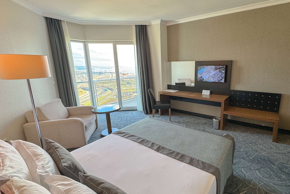 Family, 1 King and 1 Single Beds, City and Sea View