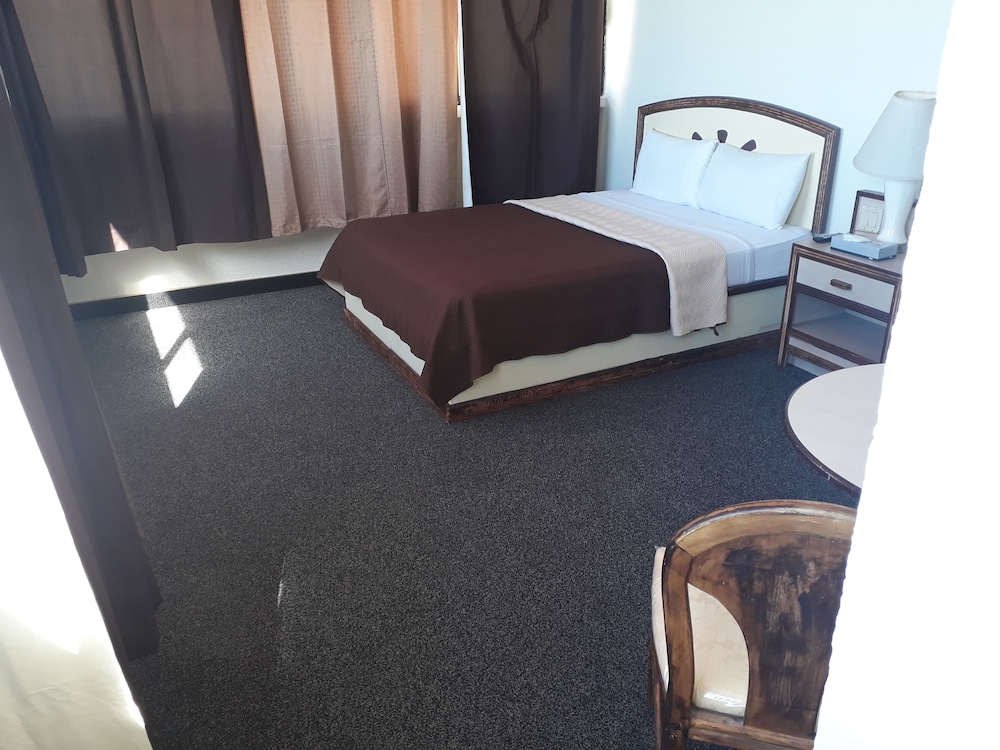 Corona Plaza Hotel 35/70