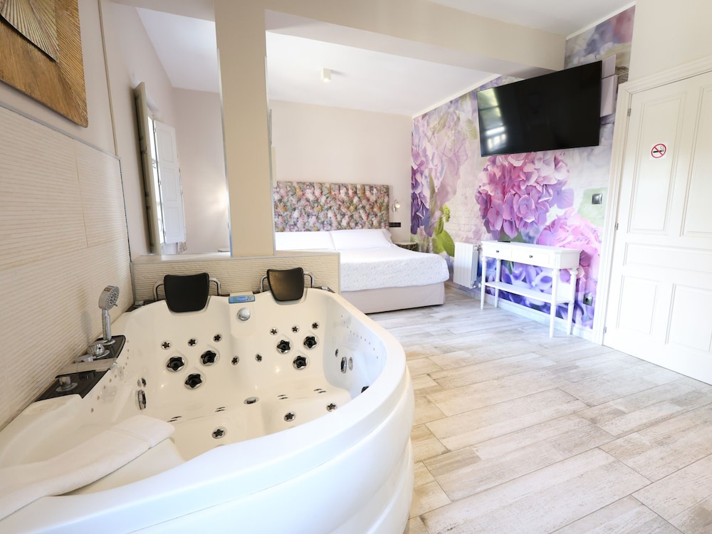 Suites con Jacuzzi Santillana 12/45