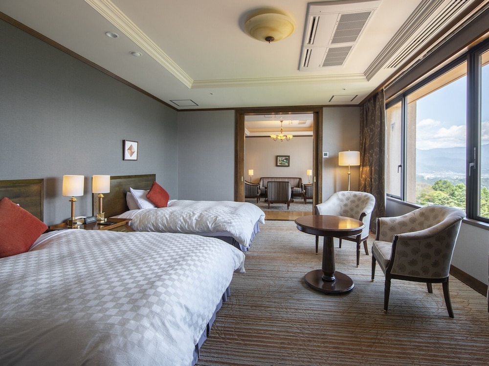 ROYAL, SUITE