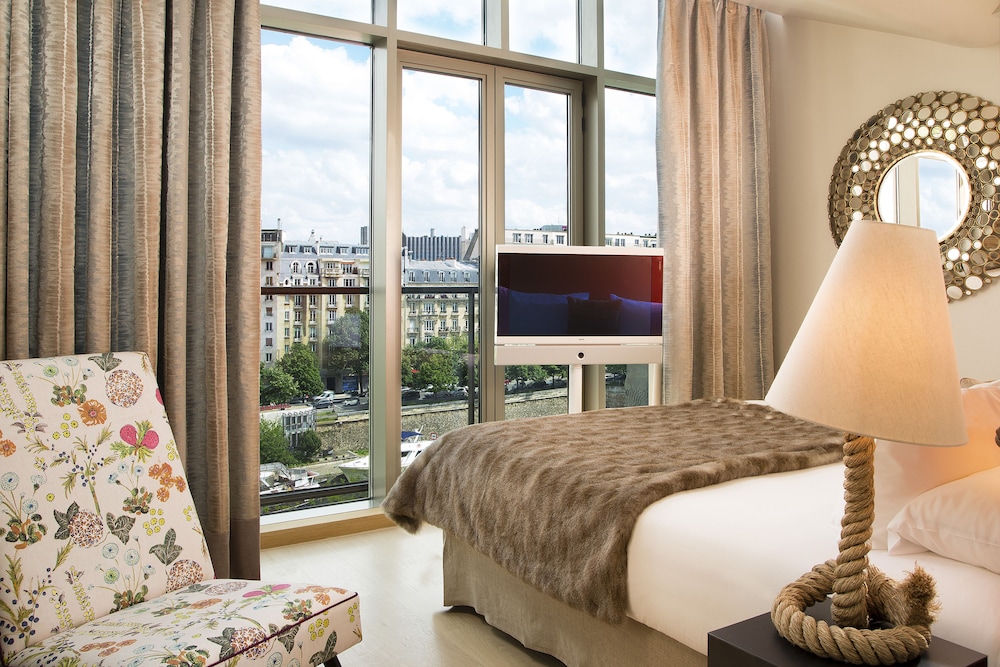 ROYAL, SUITE