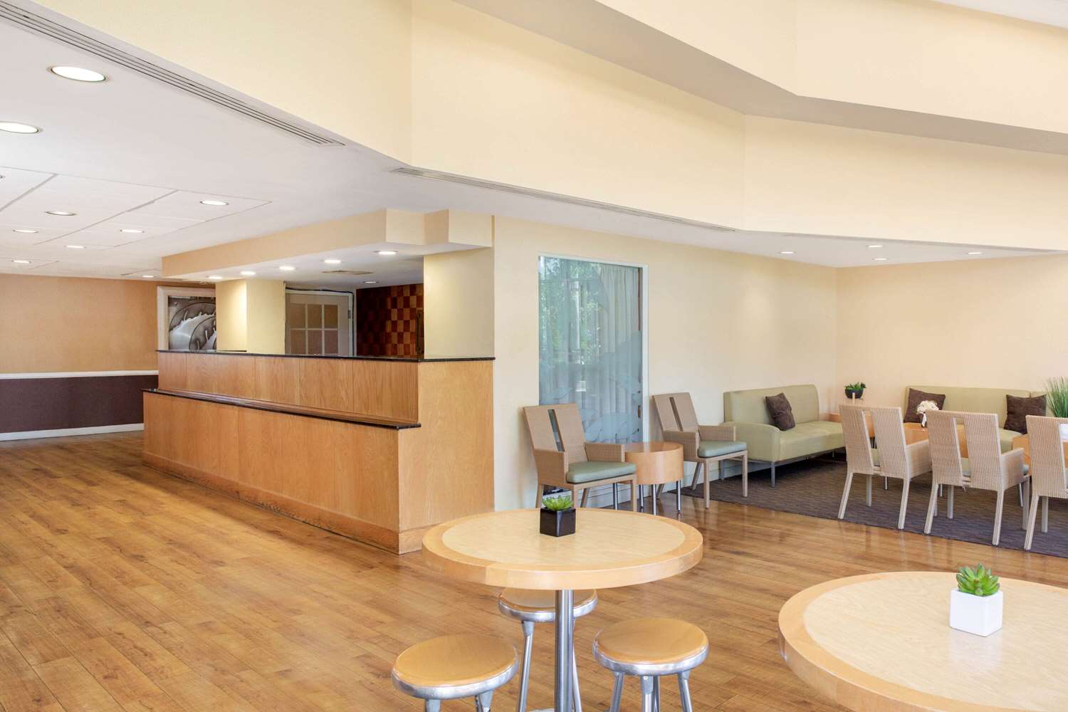 La Quinta Inn & Suites by Wyndham Sarasota Downtown 38/52