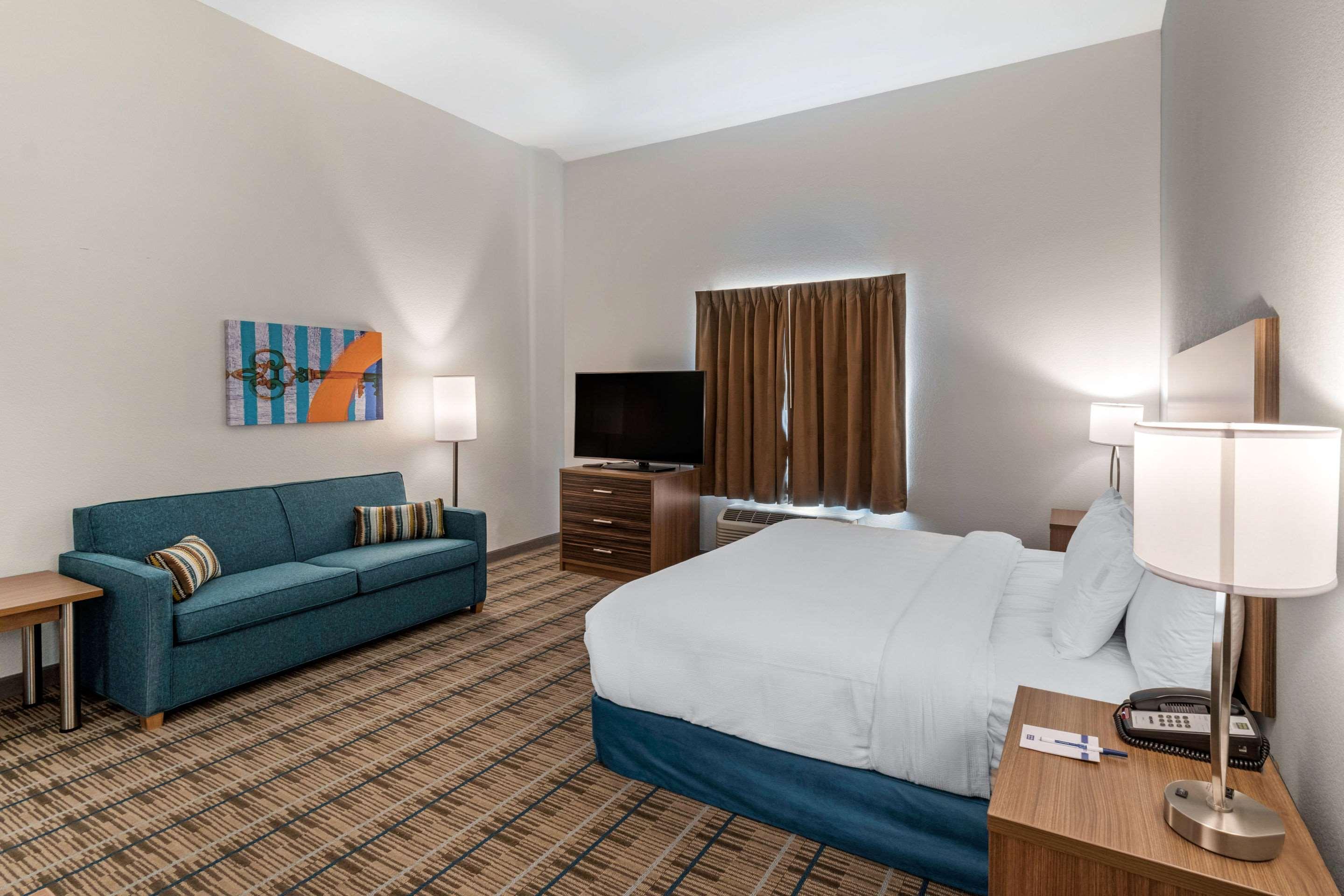SUITE, KING BED, ACCESSIBLE