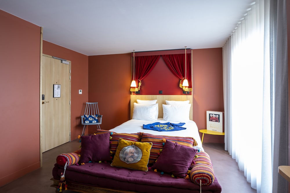 Mob Hotel Paris Les Puces 21/65